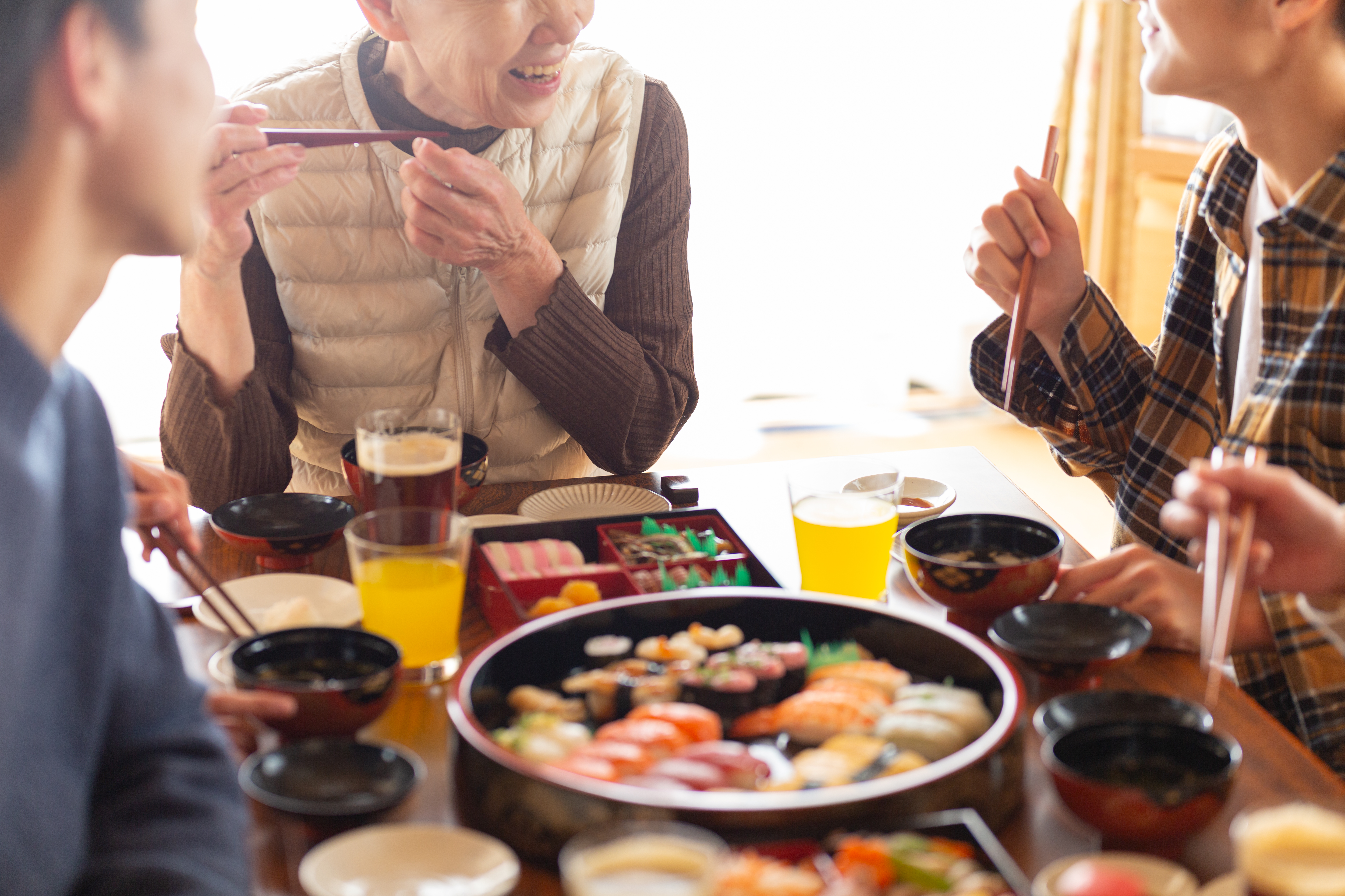 お正月に親戚と食卓を囲む様子