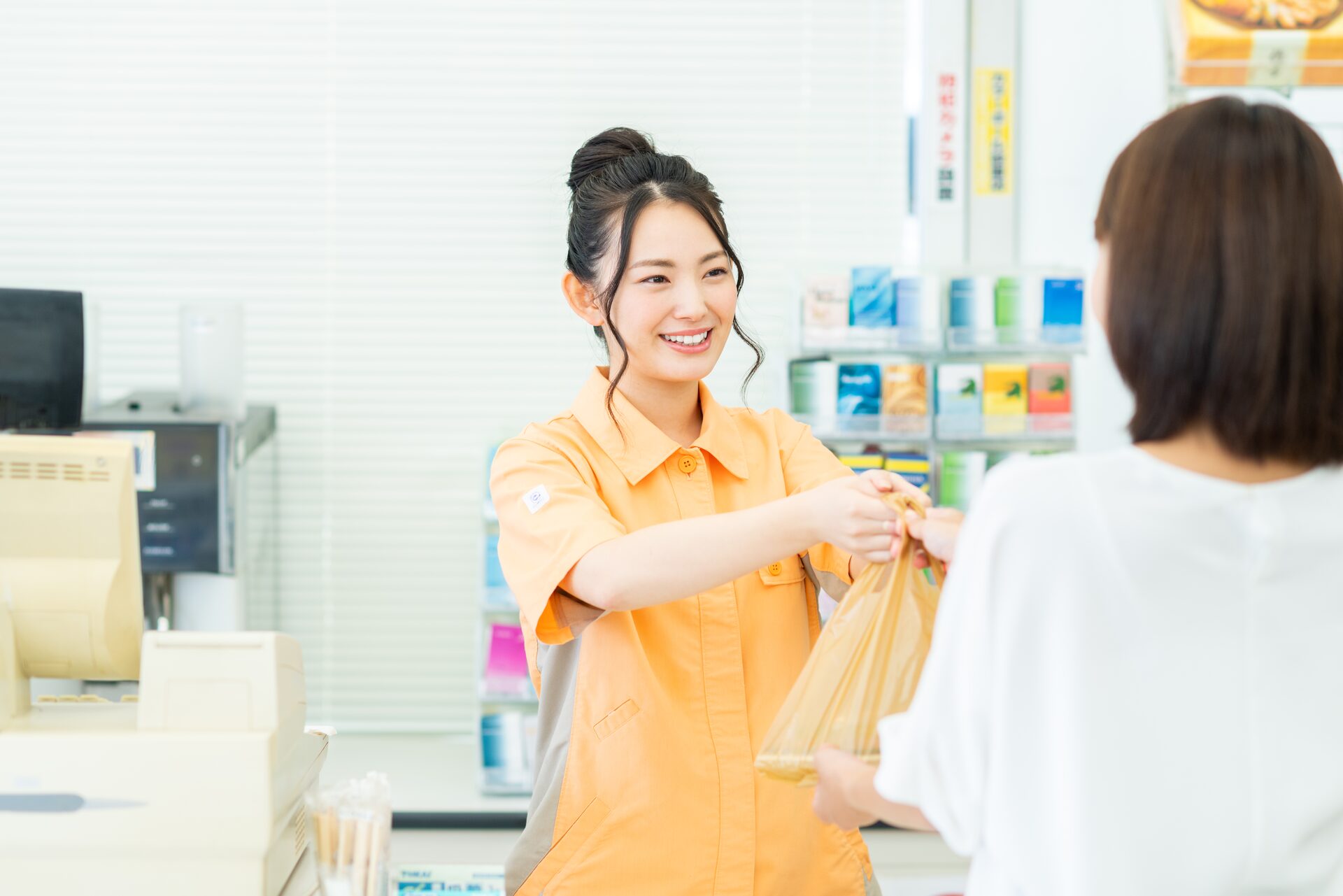 コンビニで年賀はがきを購入する
