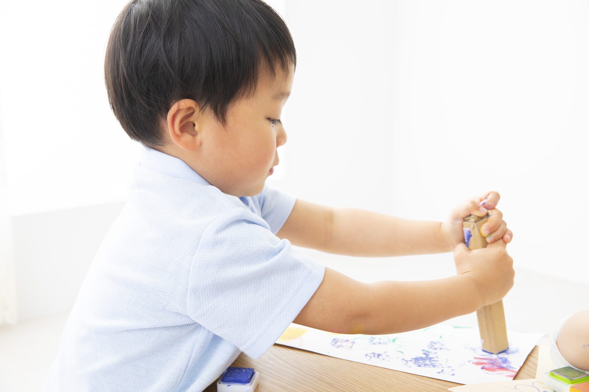 子どもと一緒にスタンプで年賀状を手作り