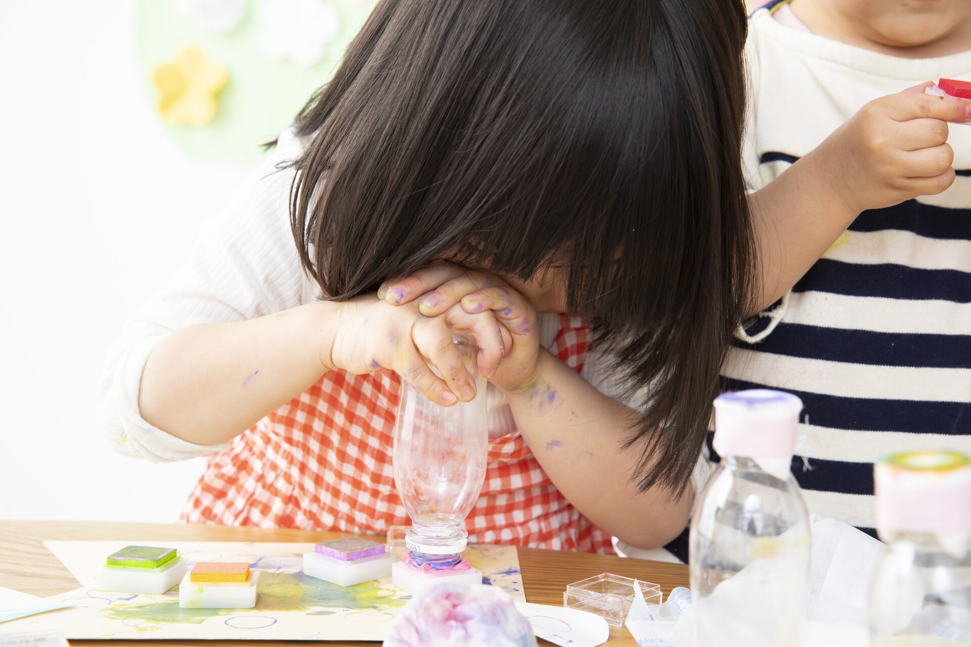 スタンプで年賀状を手作りする子ども