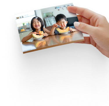 写真プリントを手に持つ様子