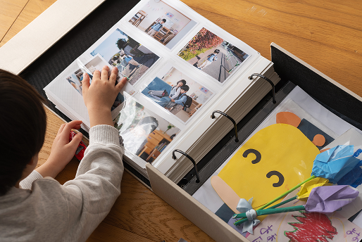 アルバムを見る子供